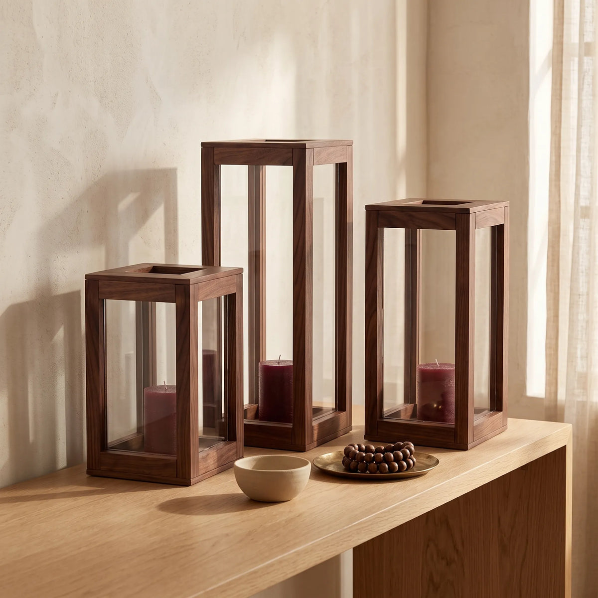 Set de 3 Faroles Decorativos Lumina en Nogal Sólido y Cristal - Ambientada | LEMICH Alta Ebanistería Residencial