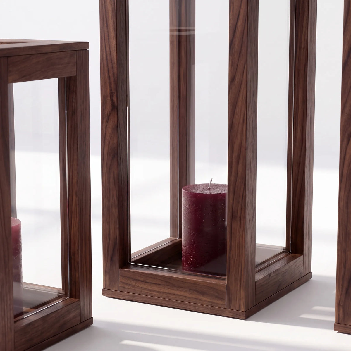 Set de 3 Faroles Decorativos Lumina en Nogal Sólido y Cristal - Detalle de Ensamble | LEMICH Alta Ebanistería Residencial