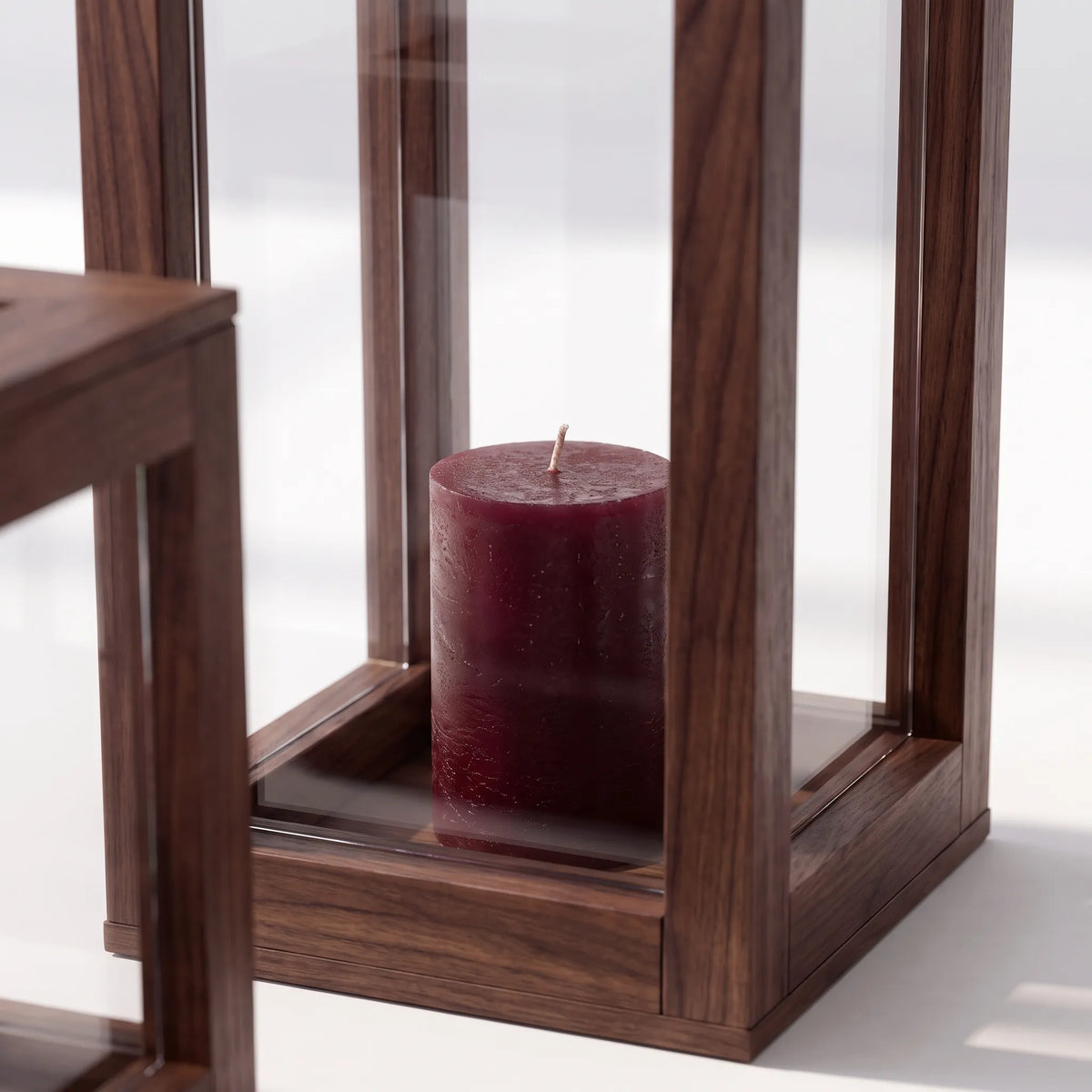 Set de 3 Faroles Decorativos Lumina en Nogal Sólido y Cristal - Detalle de Ensamble | LEMICH Alta Ebanistería Residencial