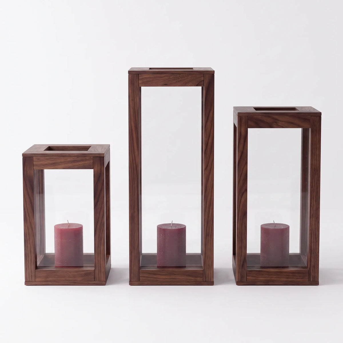 Set de 3 Faroles Decorativos Lumina en Nogal Sólido y Cristal - Detalle de Ensamble | LEMICH Alta Ebanistería Residencial
