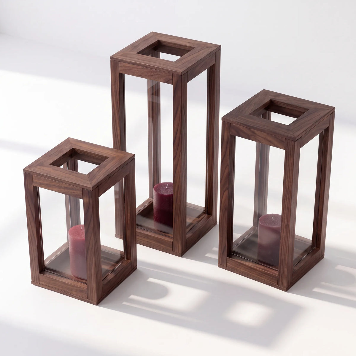 Set de 3 Faroles Decorativos Lumina en Nogal Sólido y Cristal - Detalle de Ensamble | LEMICH Alta Ebanistería Residencial