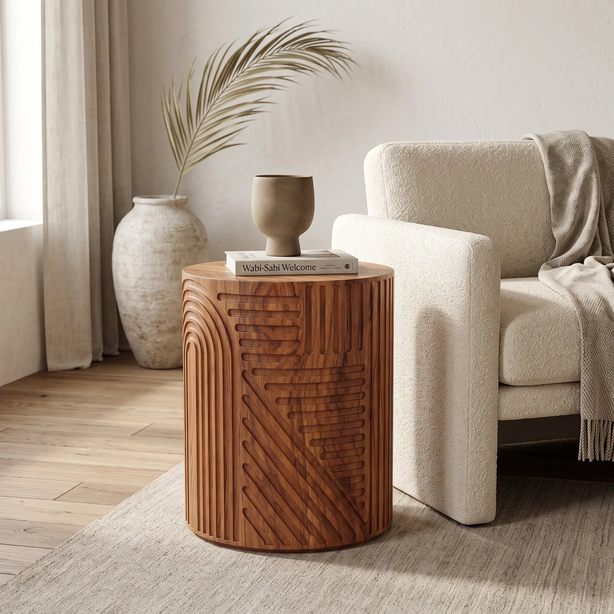 Mesa Lateral Cilíndrica Esculpida en Madera con Relieve Geométrico - Ambientada | LEMICH Alta Ebanistería Residencial