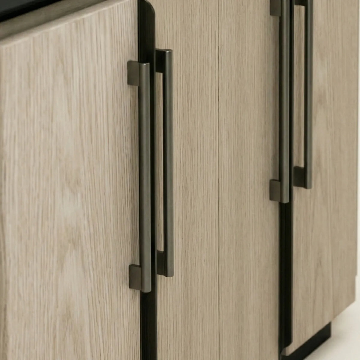 Buffet Novara – Credenza en Encino con Cubierta Negra