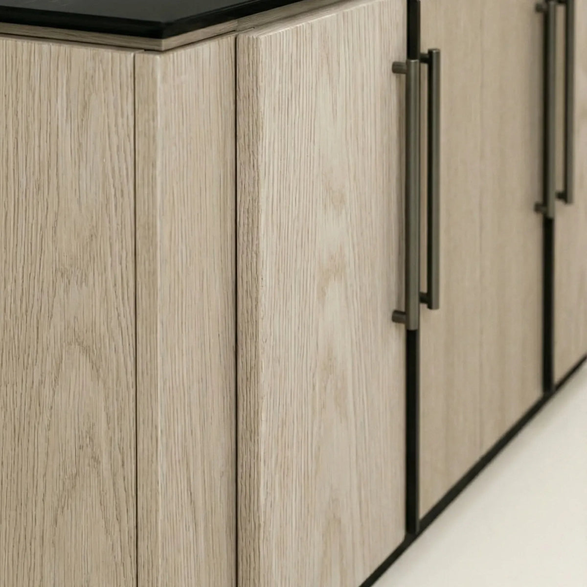 Buffet Novara – Credenza en Encino con Cubierta Negra
