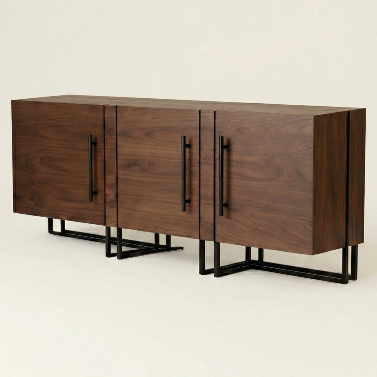 Buffet Urbino – Credenza en Nogal con Base Industrial