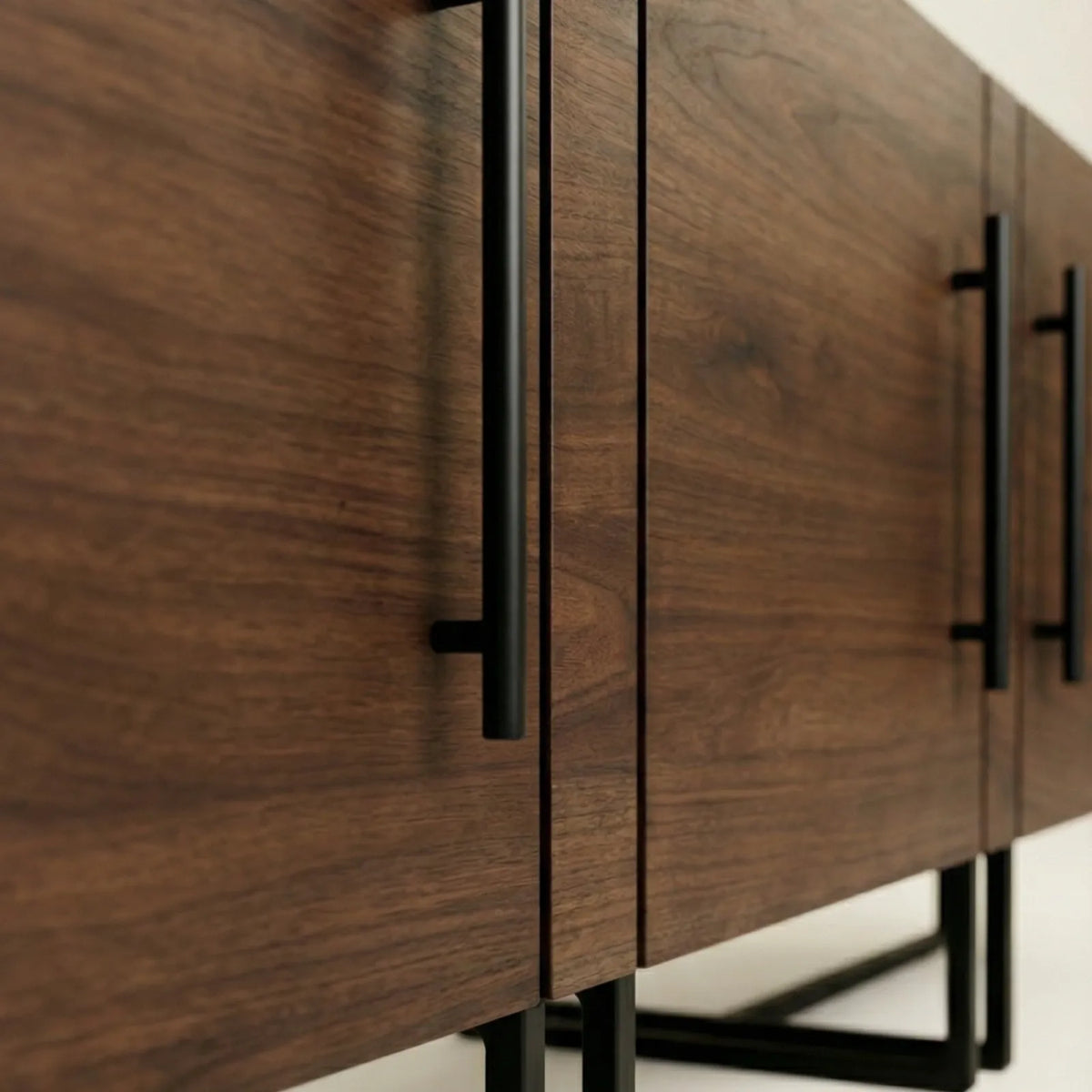 Buffet Urbino – Credenza en Nogal con Base Industrial