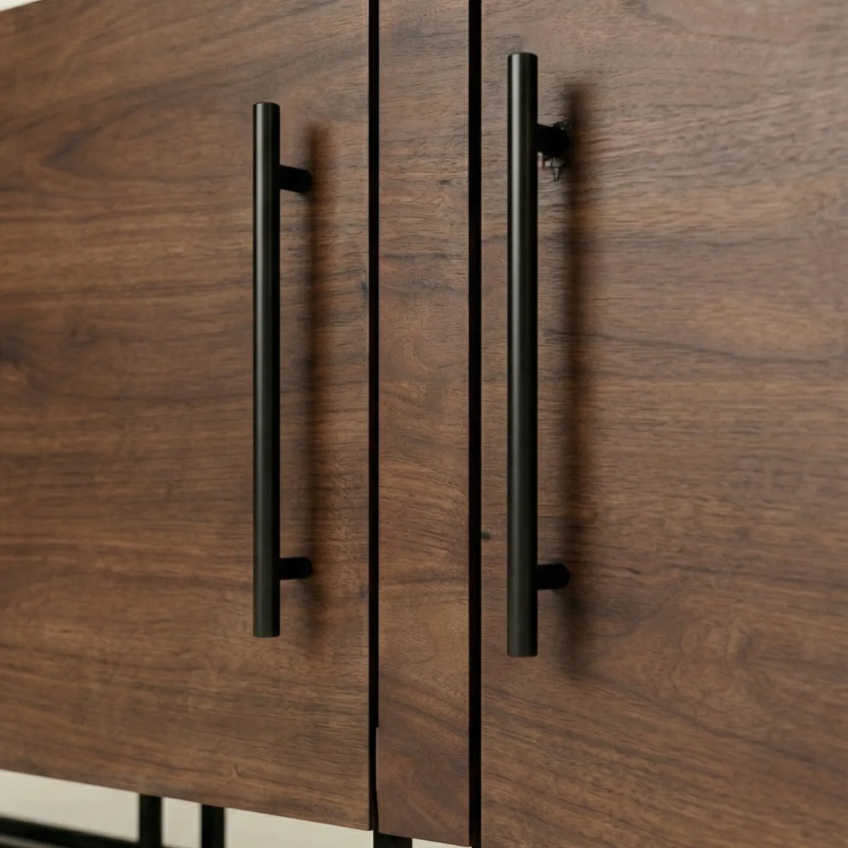 Buffet Urbino – Credenza en Nogal con Base Industrial