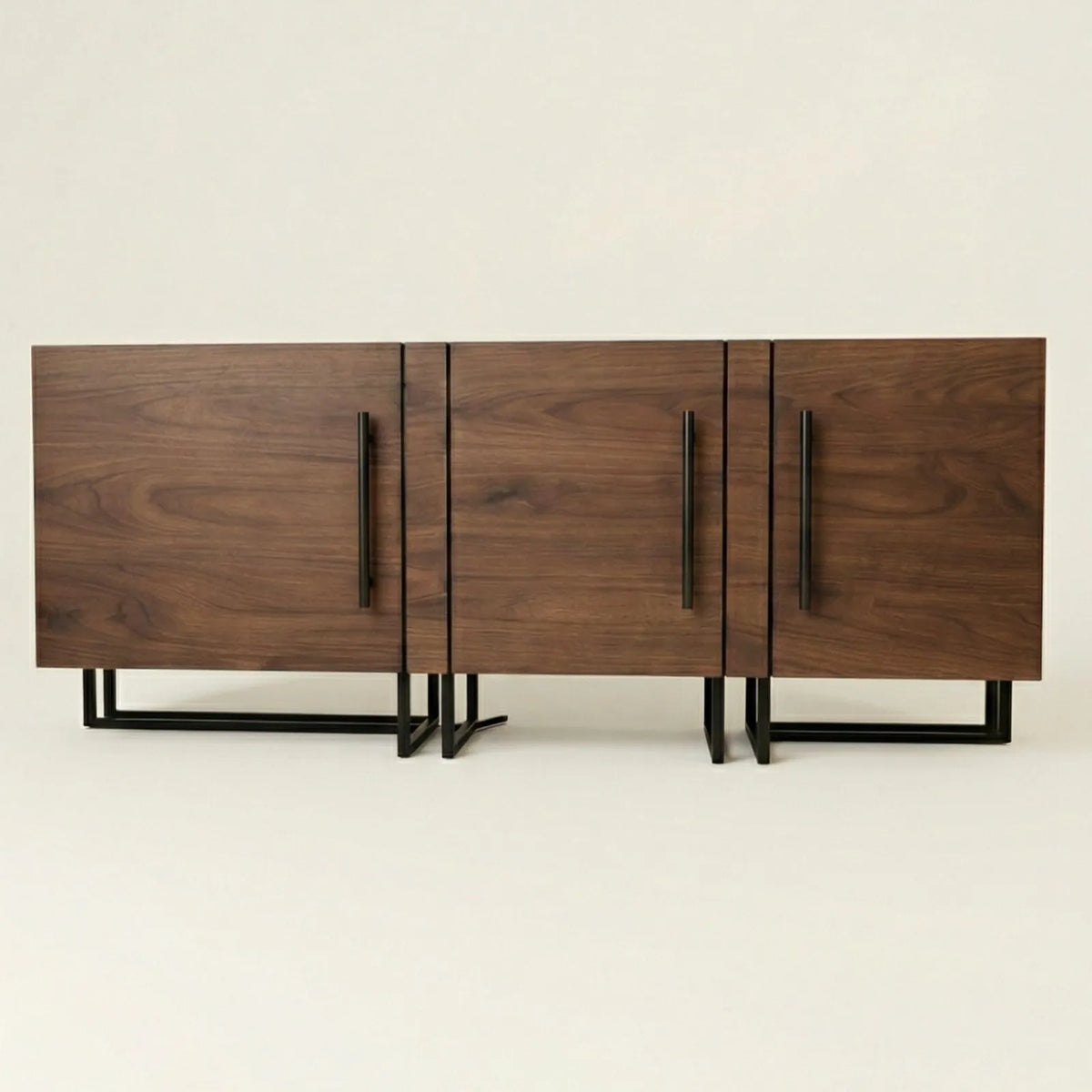 Buffet Urbino – Credenza en Nogal con Base Industrial