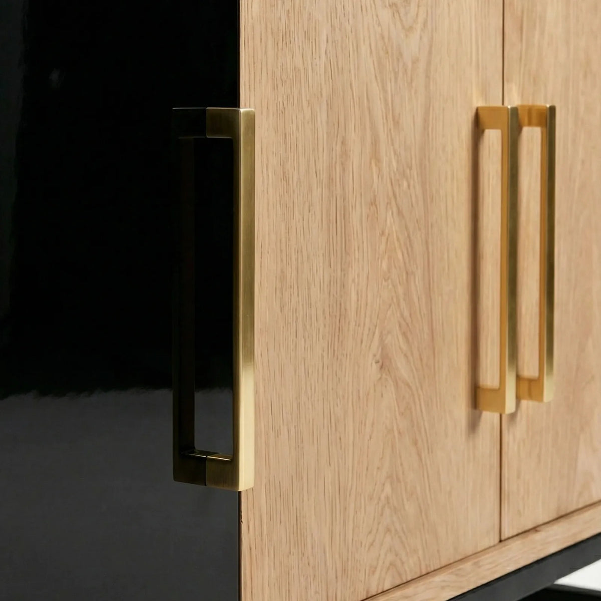Buffet Rimini – Credenza en Encino Natural &amp; Negro Mate