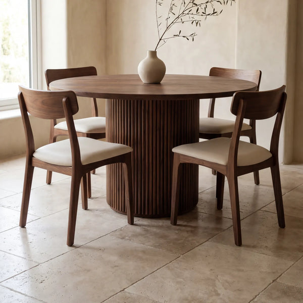Mesa de Comedor Altesse para 4 sillas en Nogal · Escultural