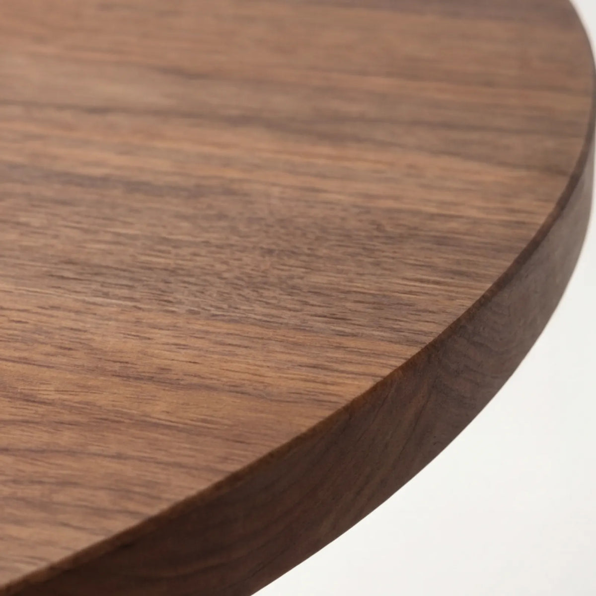 Mesa de Comedor Altesse para 4 sillas en Nogal · Escultural