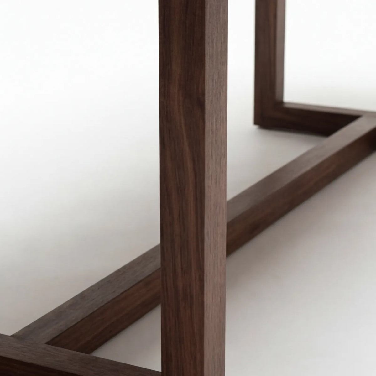 Mesa de Comedor Alton para 8 sillas en Nogal y Rosa Morada · Escultural