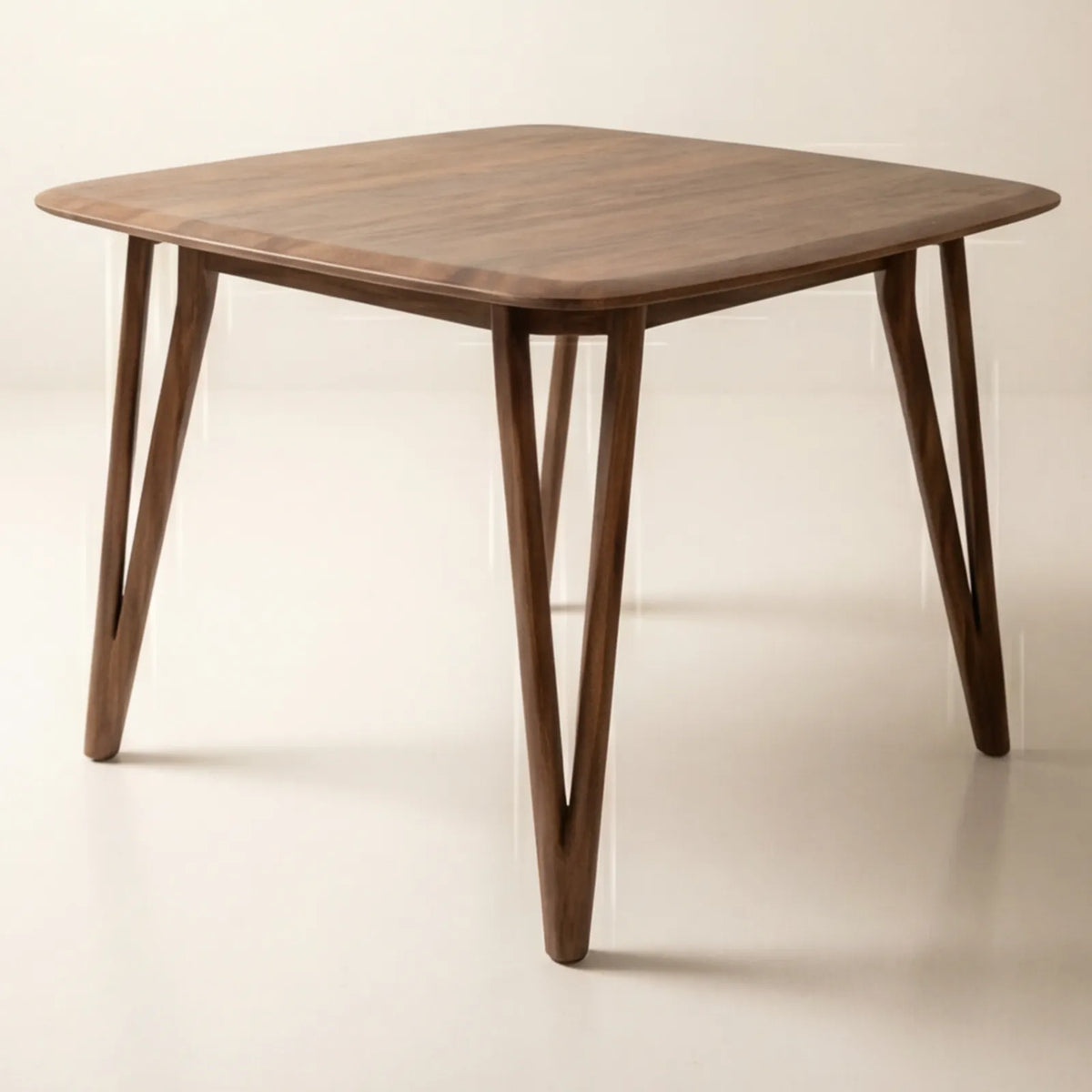 Comedor Fio en Nogal con detalles en madera sólida · Escultural