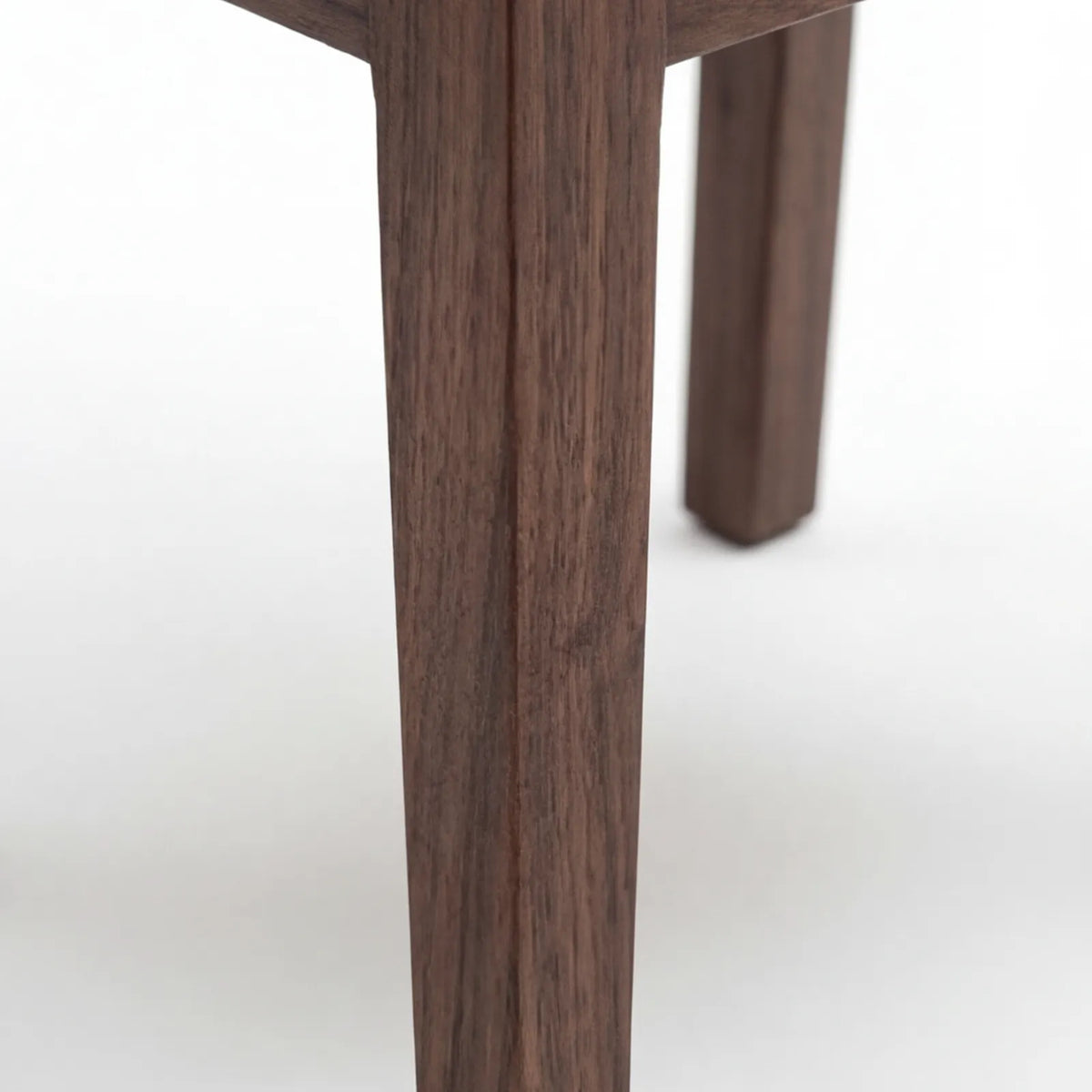 Comedor Hester en Nogal · Escultural