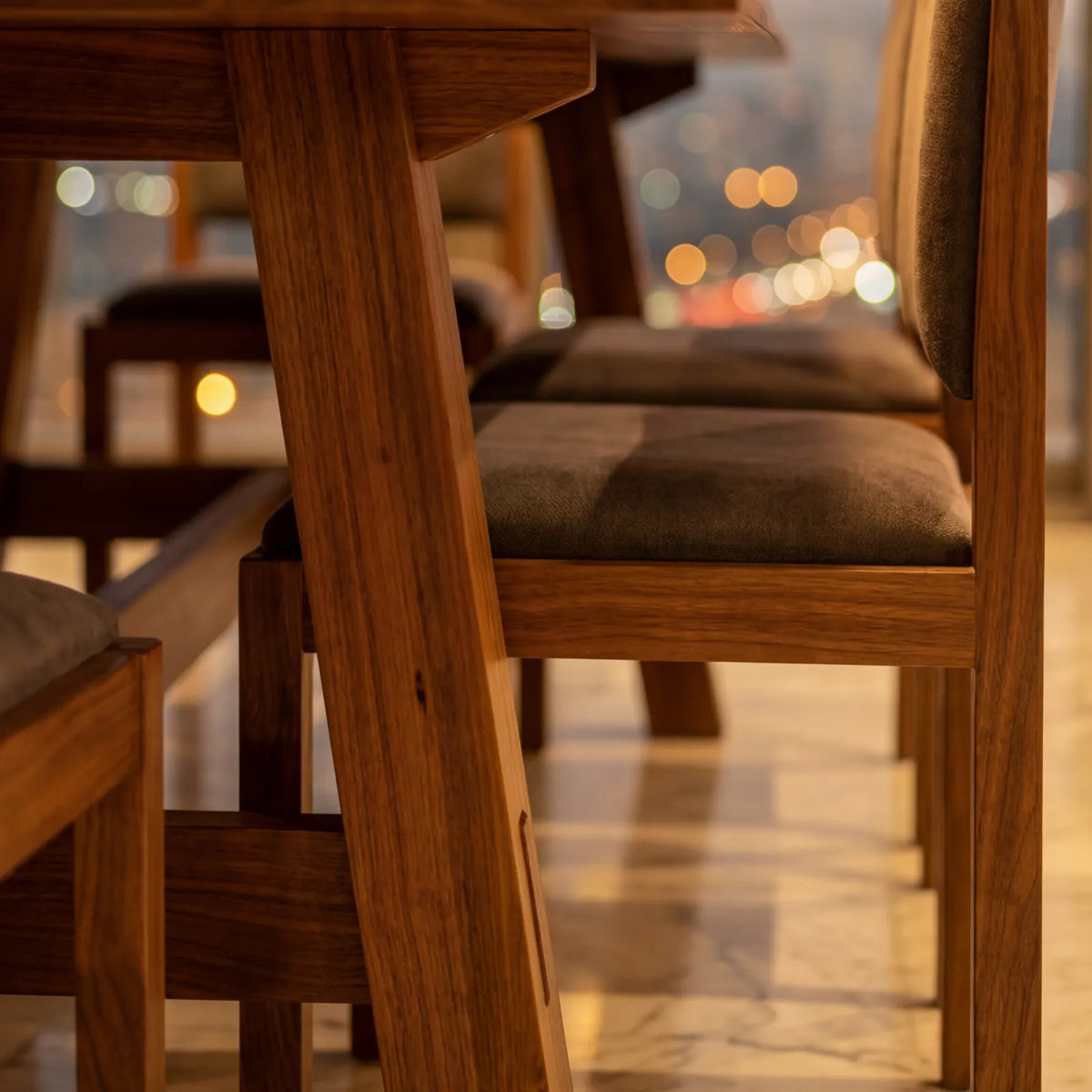 Comedor Hester en Nogal · Escultural