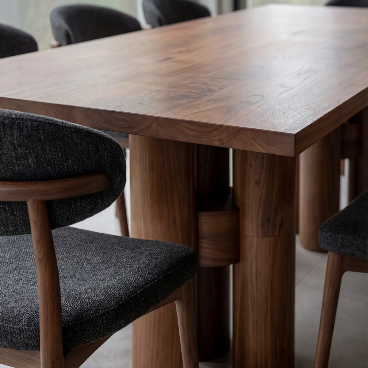 Mesa de Comedor Levato para 8 sillas en Nogal · Imponente