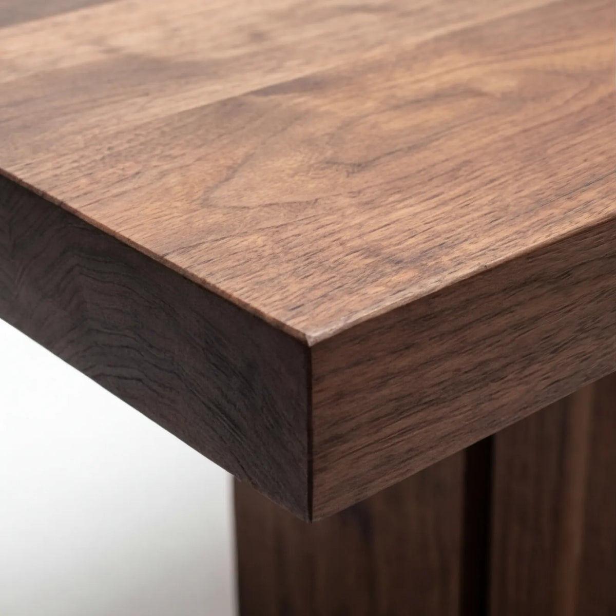 Mesa de Comedor Magnar para 10 sillas en Nogal y Rosa Morada Sólida · Presencia Arquitectónica