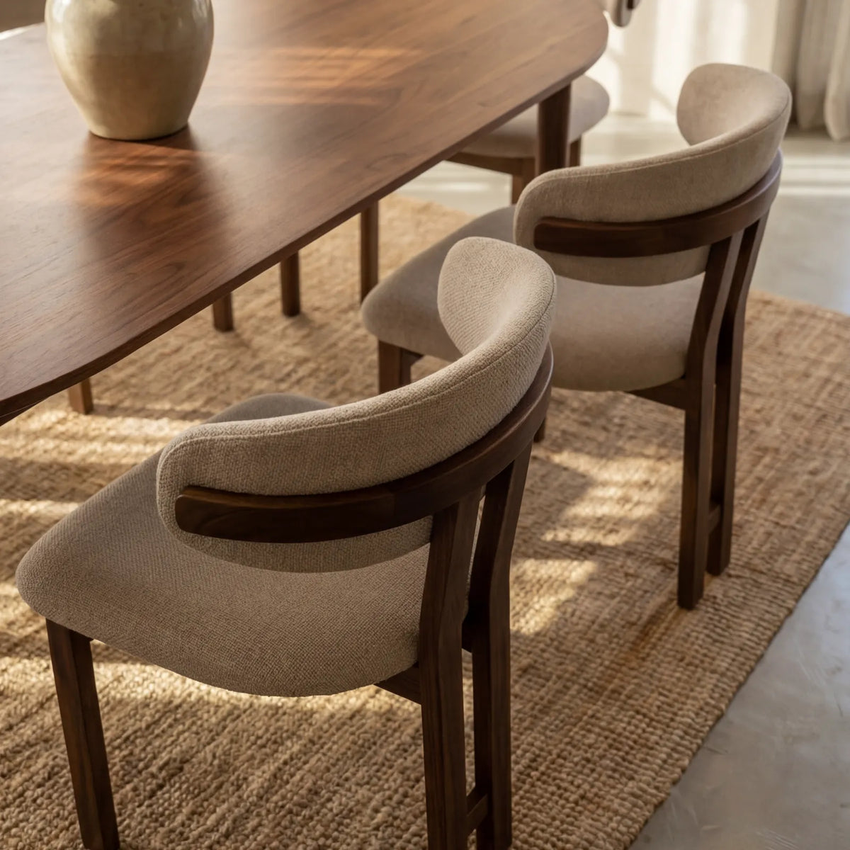 Mesa de Comedor Maren para 6 sillas en Nogal y Rosa Morada Sólida · Escultural