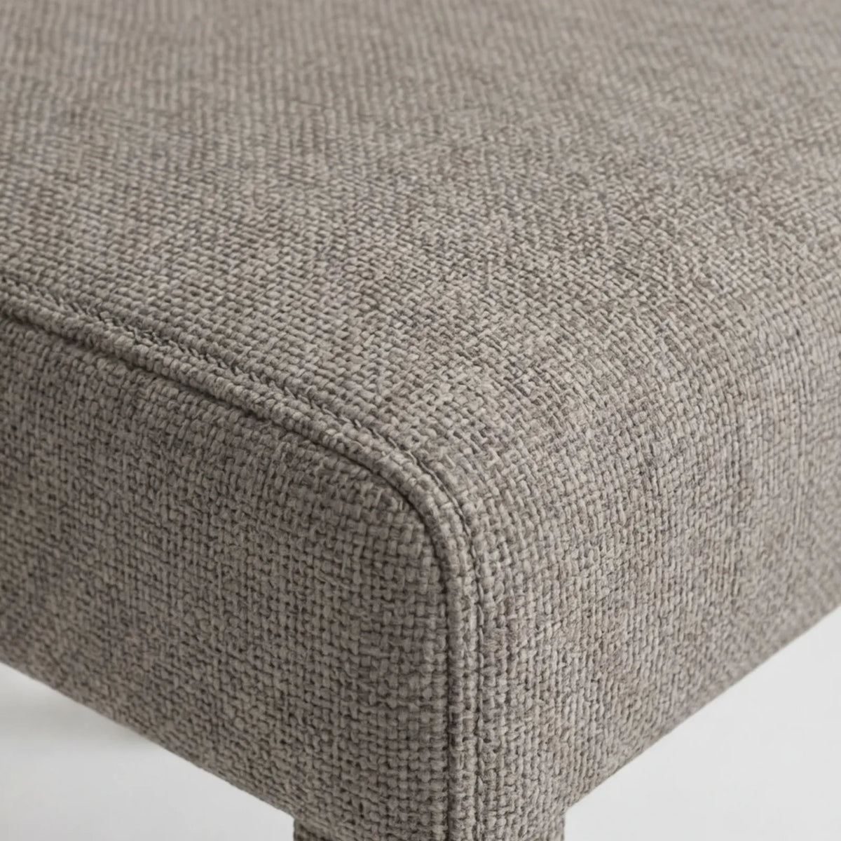 Comedor Nise en Nogal y Madera Sólida · Presencia Arquitectónica