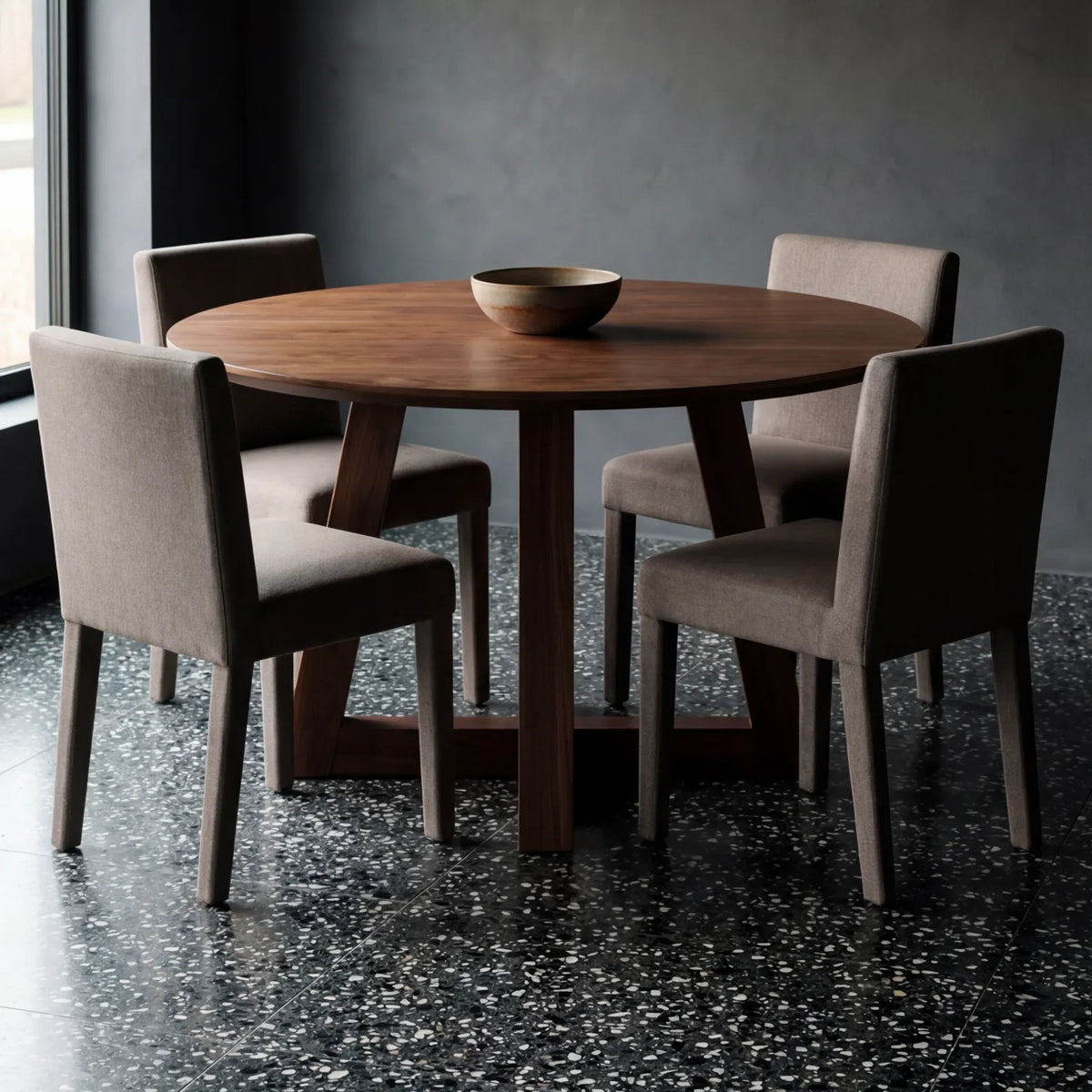 Mesa de Comedor Nise para 4 sillas en Veteado natural de Nogal con base geométrica en madera sólida · Escultural