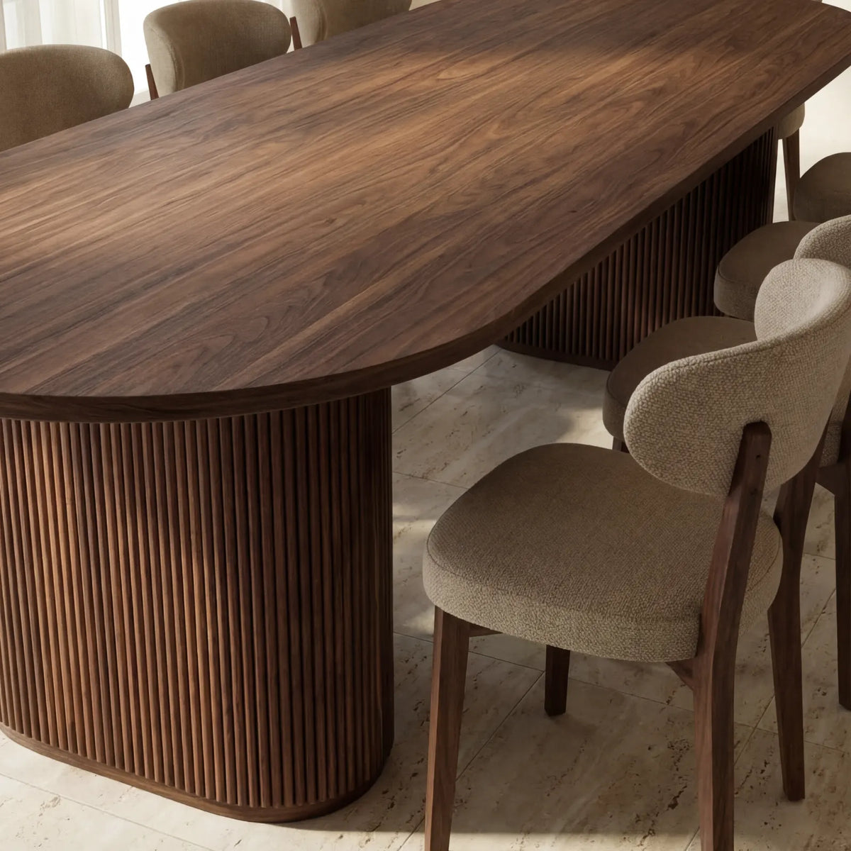 Comedor Othel en Nogal con Sillas en Rosa Morada Sólida · Escultural
