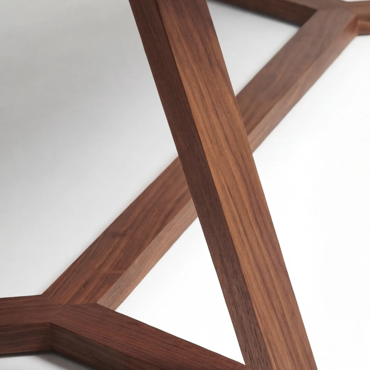 Mesa de Comedor Roven para 6 sillas en Nogal y Rosa Morada Sólida · Presencia Arquitectónica