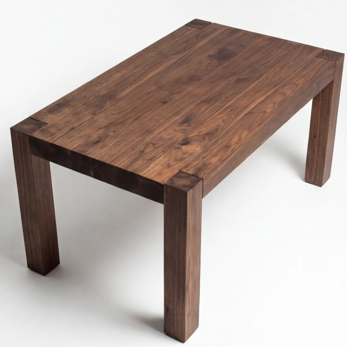 Mesa de Comedor Sian para 4 sillas en Nogal · Esencial