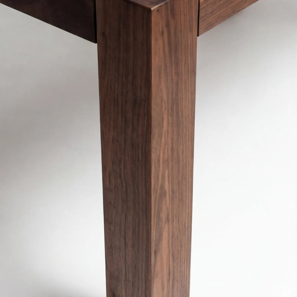 Mesa de Comedor Sian para 4 sillas en Nogal · Esencial