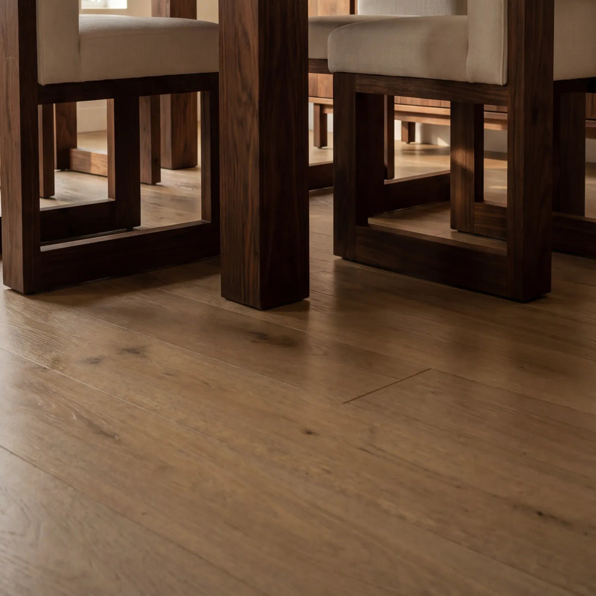 Comedor Sian en Nogal y Rosa Morada Sólida · Presencia Arquitectónica