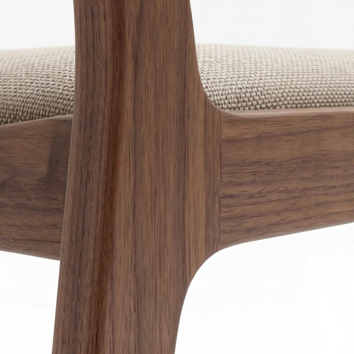 Comedor Solstis en Nogal con estructura en Madera Sólida · Escultural