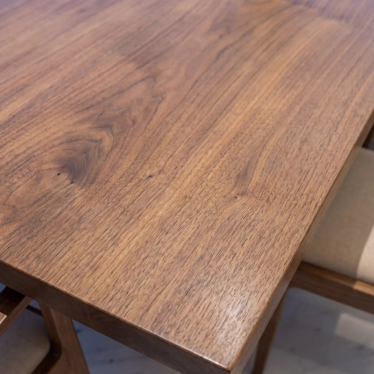 Mesa de Comedor Solstis para 12 sillas en Nogal con base de Rosa Morada Sólida · Silueta Arquitectónica