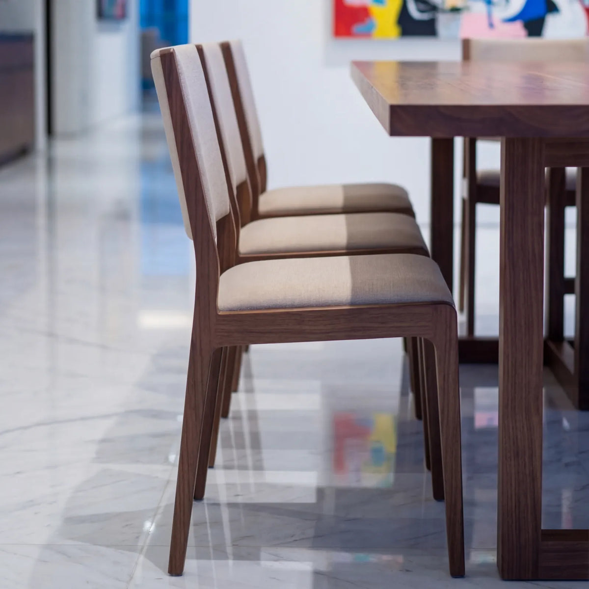 Mesa de Comedor Solstis para 12 sillas en Nogal con base de Rosa Morada Sólida · Silueta Arquitectónica
