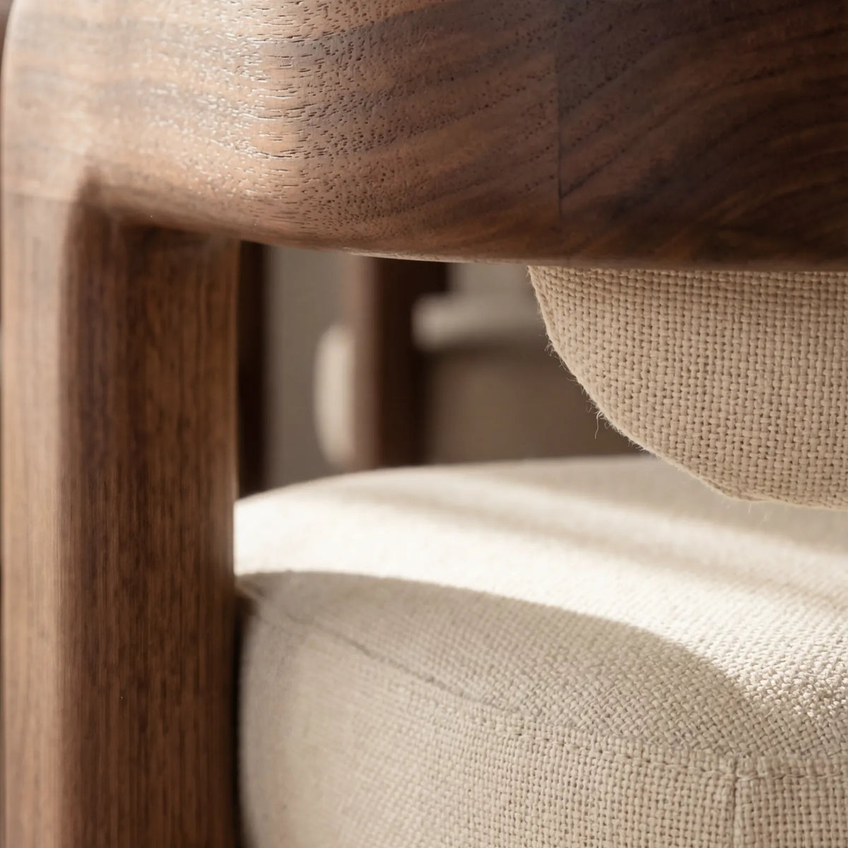Silla Vesper en Madera Sólida Maciza · Escultural