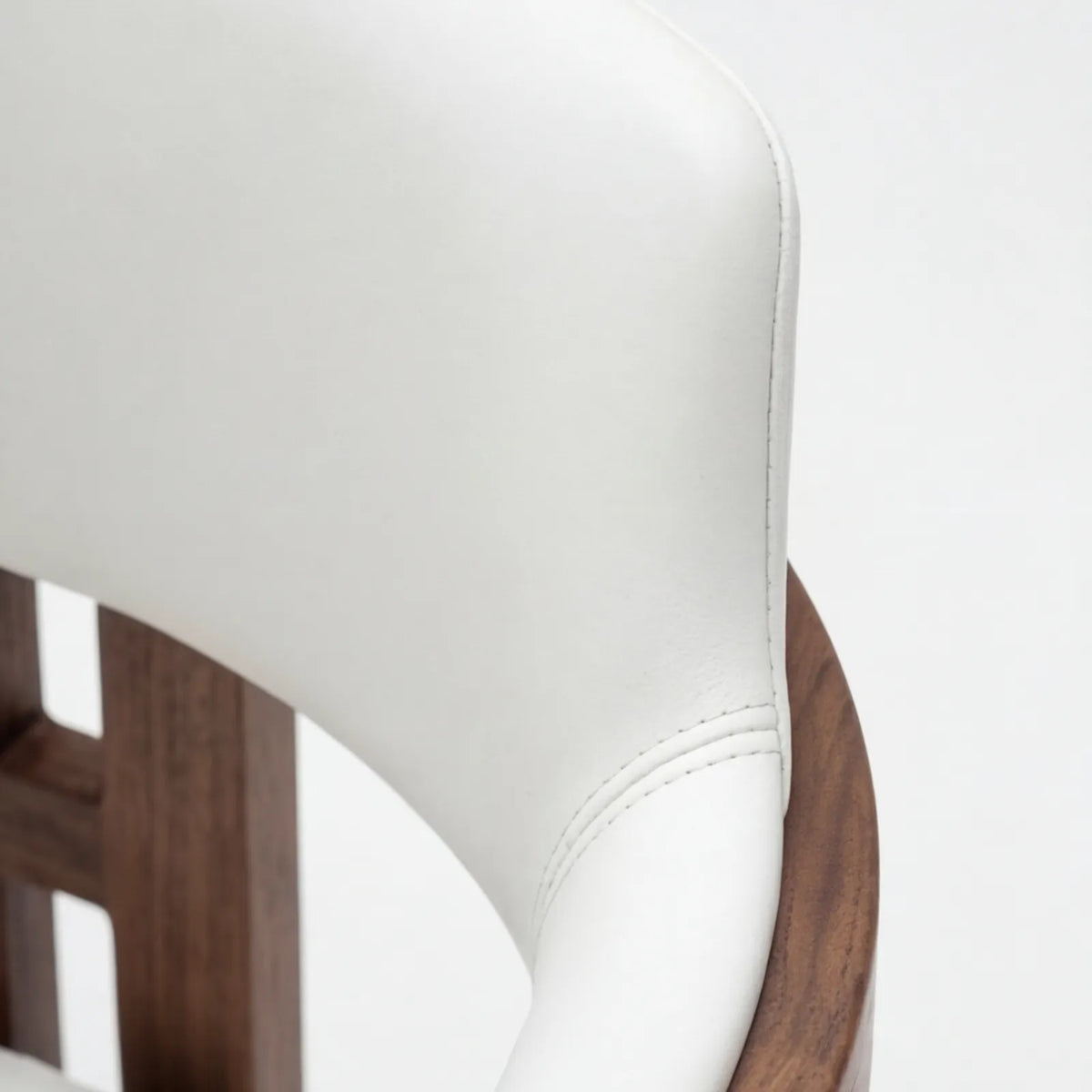 Conjunto de Comedor Diadem en Nogal y Rosa Morada Sólida · Presencia Arquitectónica
