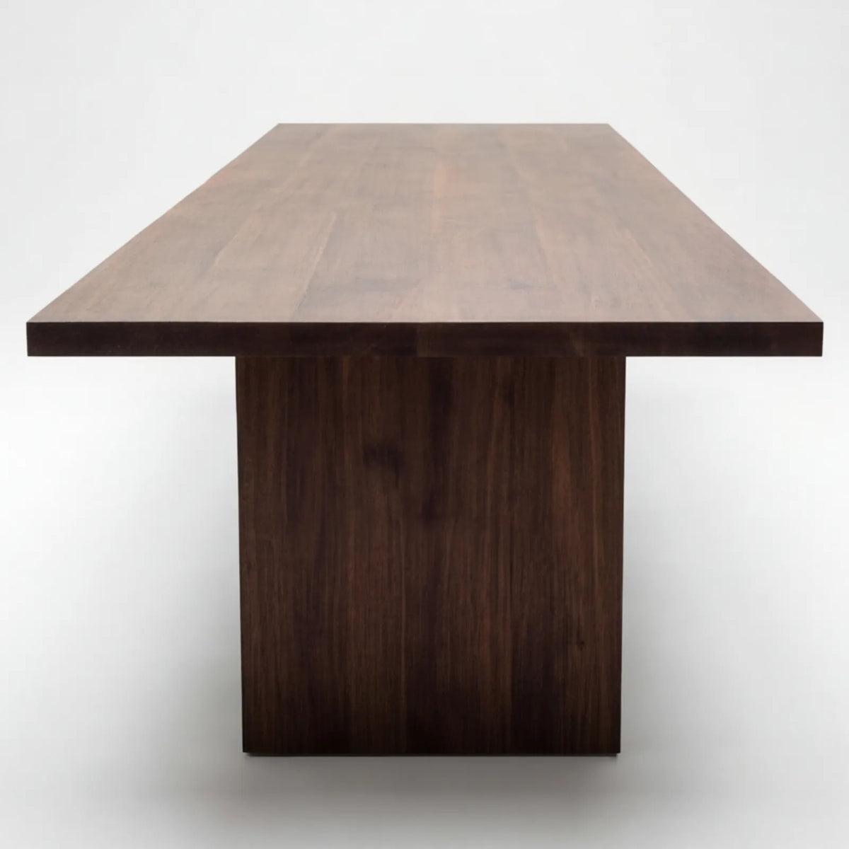 Conjunto de Comedor Diadem en Nogal y Rosa Morada Sólida · Presencia Arquitectónica