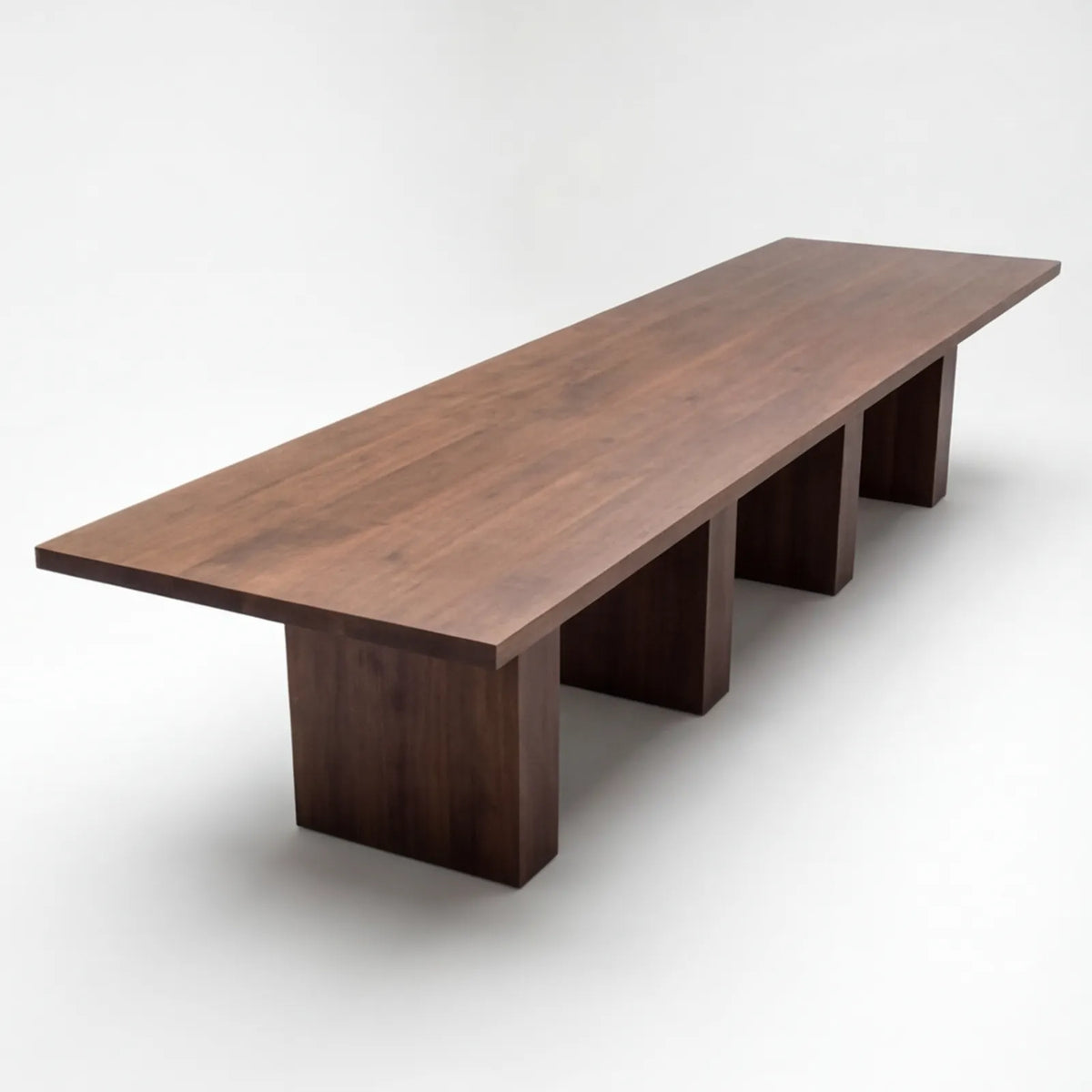 Conjunto de Comedor Diadem en Nogal y Rosa Morada Sólida · Presencia Arquitectónica