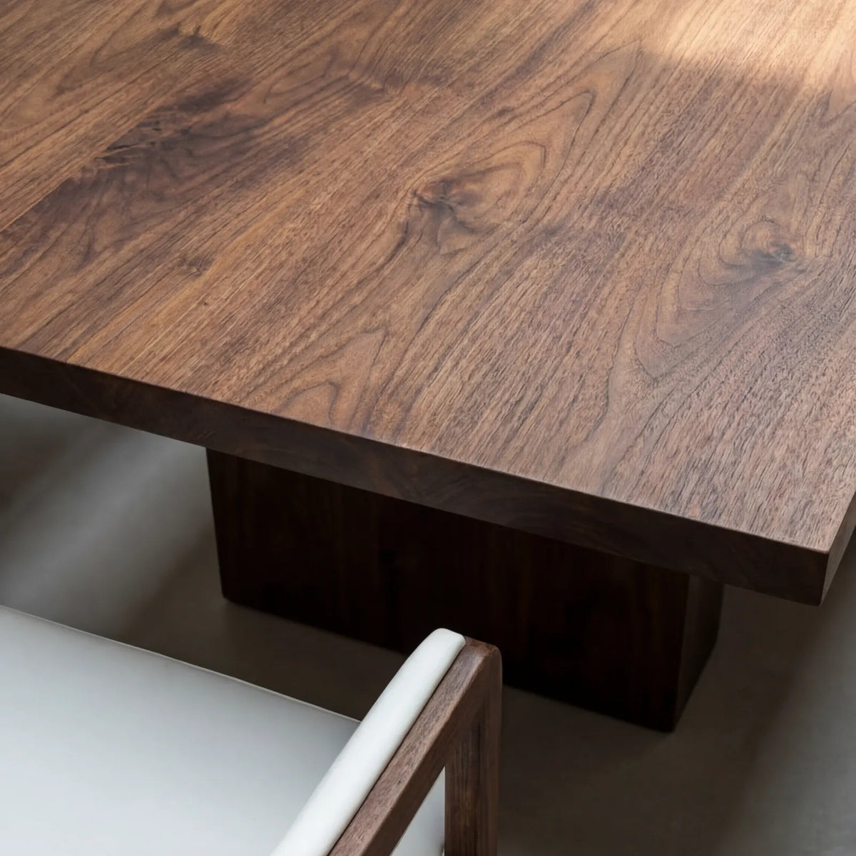 Conjunto de Comedor Diadem en Nogal y Rosa Morada Sólida · Presencia Arquitectónica
