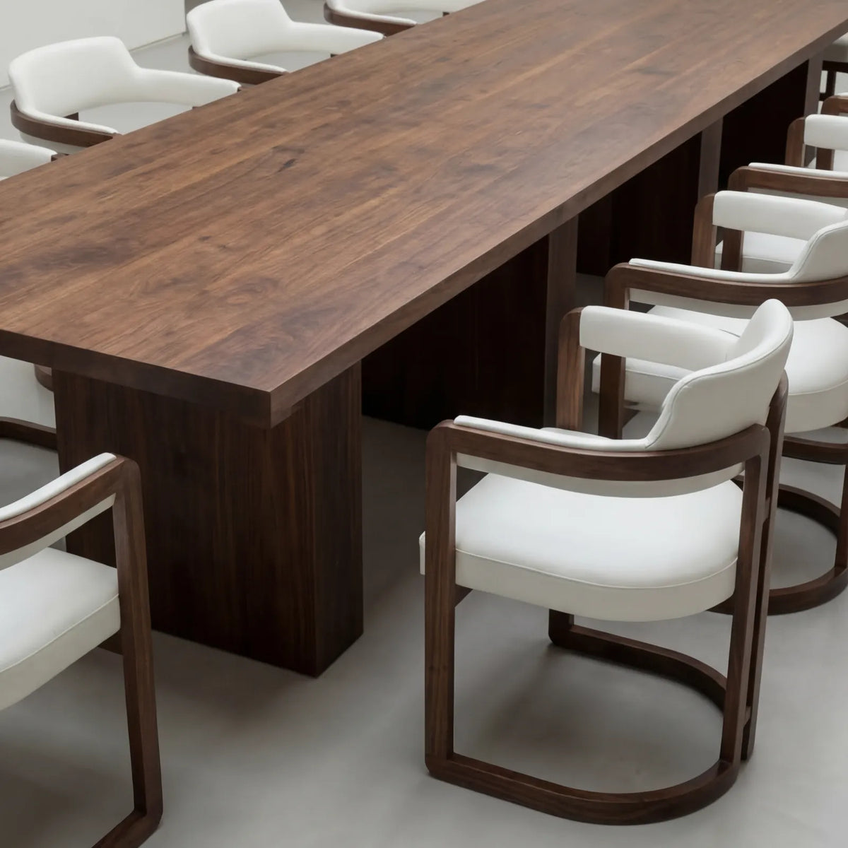 Conjunto de Comedor Diadem en Nogal y Rosa Morada Sólida · Presencia Arquitectónica