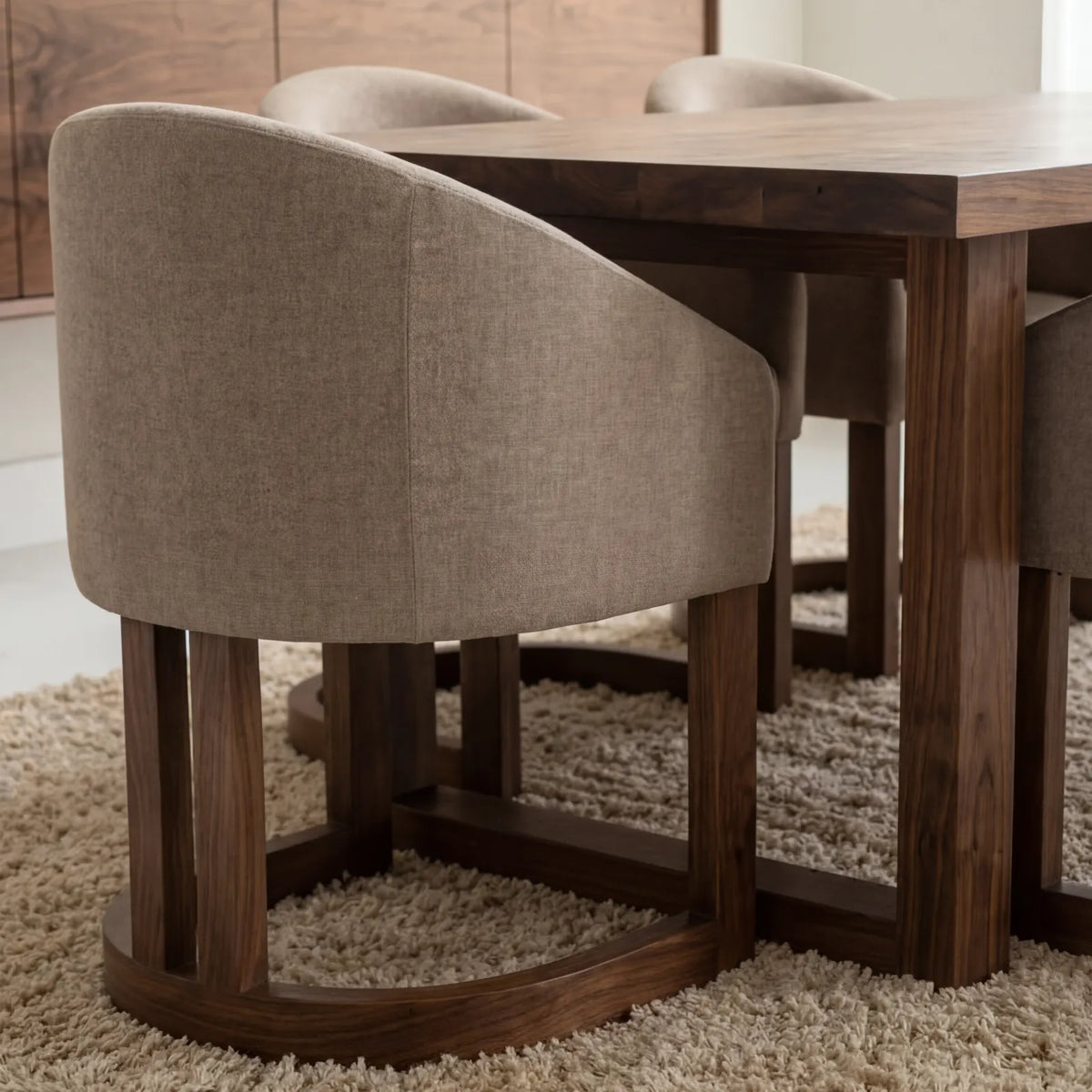 Mesa de Comedor Horen para 6 sillas en Nogal y Rosa Morada Sólida · Arquitectónico