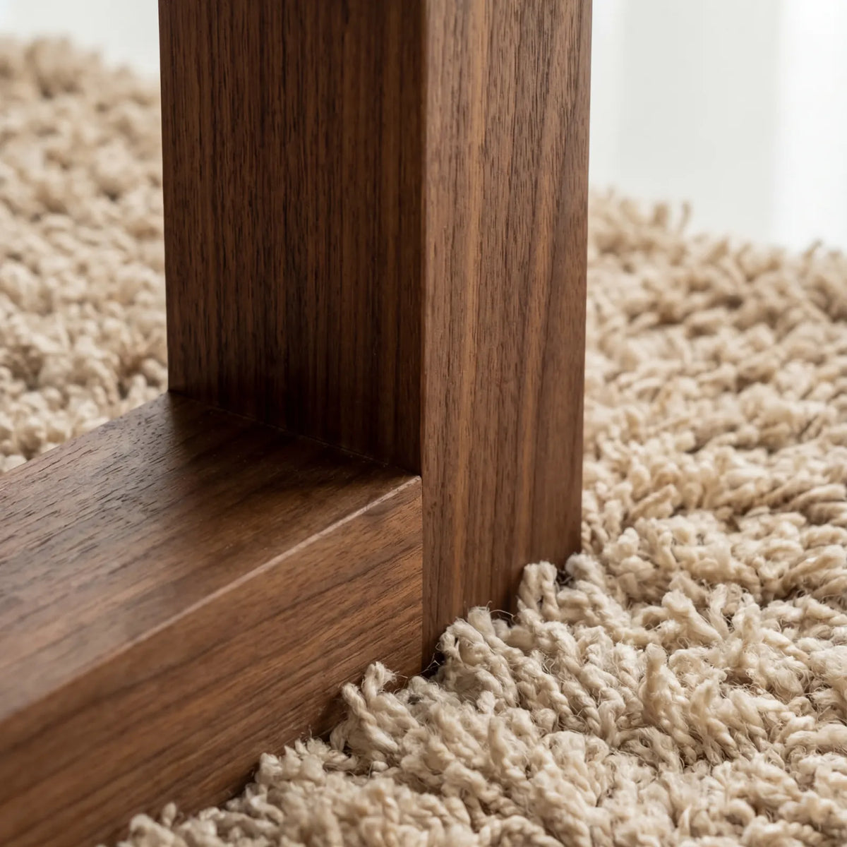 Mesa de Comedor Horen para 6 sillas en Nogal y Rosa Morada Sólida · Arquitectónico