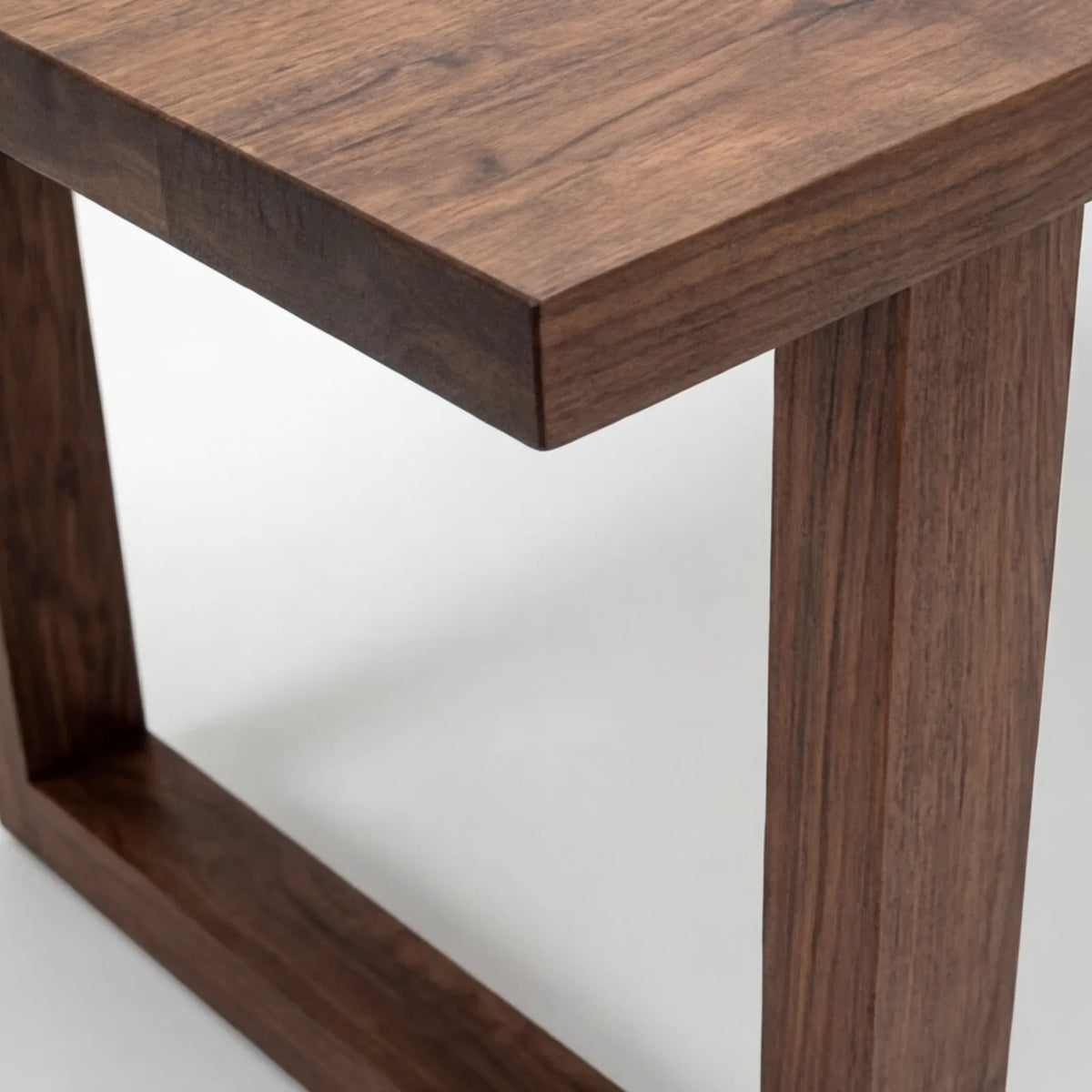 Mesa de Comedor Horen para 6 sillas en Nogal y Rosa Morada Sólida · Arquitectónico