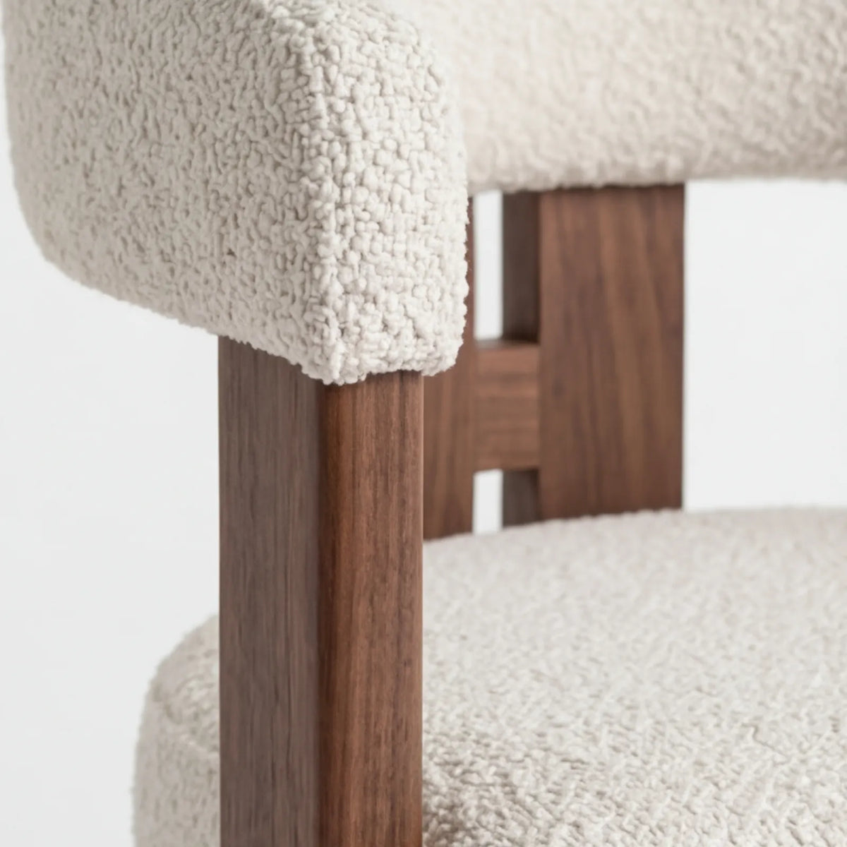 Conjunto de Comedor Zafiro en Nogal con sillas en madera sólida · Escultural