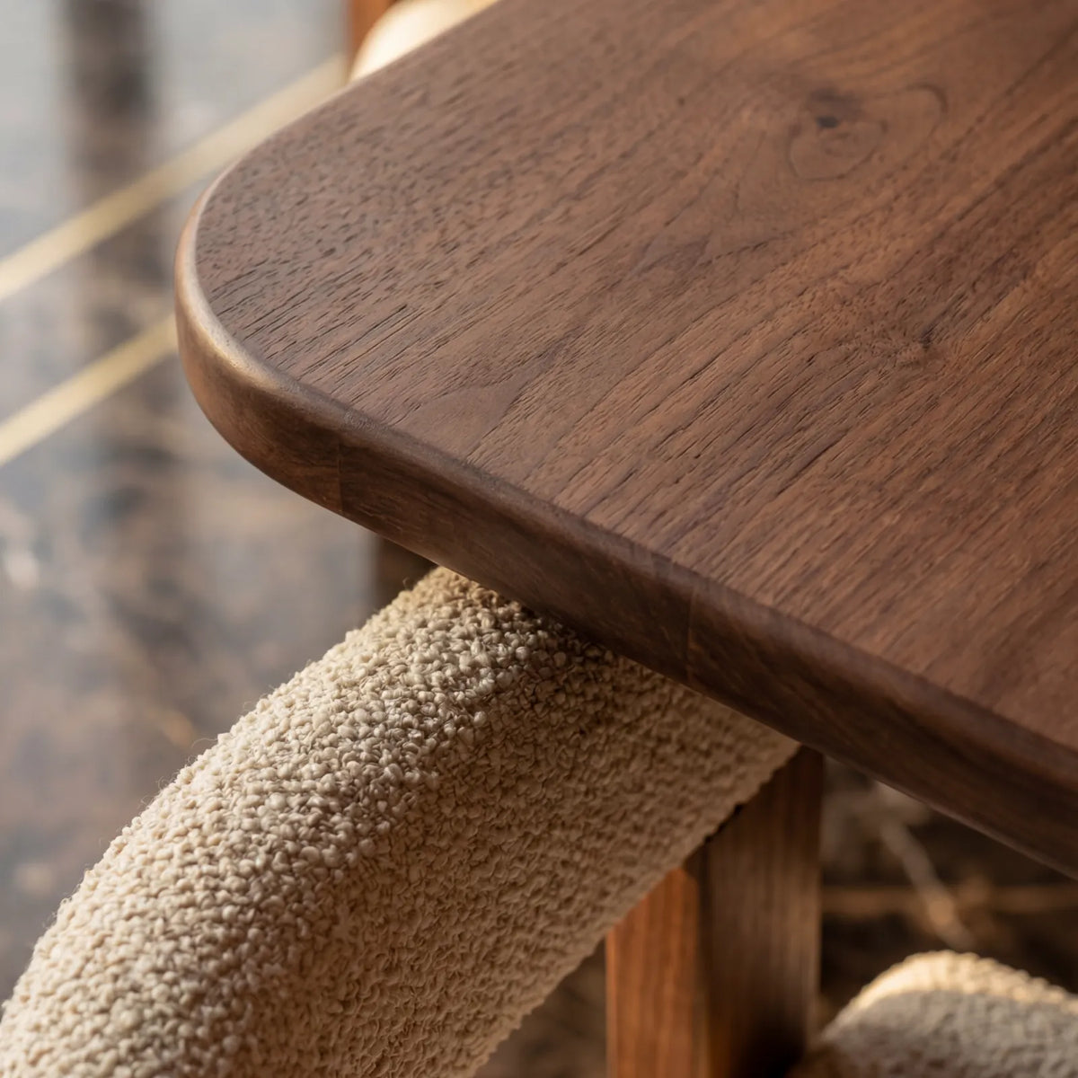Mesa de Comedor Volta para 12 sillas en Nogal y Rosa Morada Sólida · Escultural