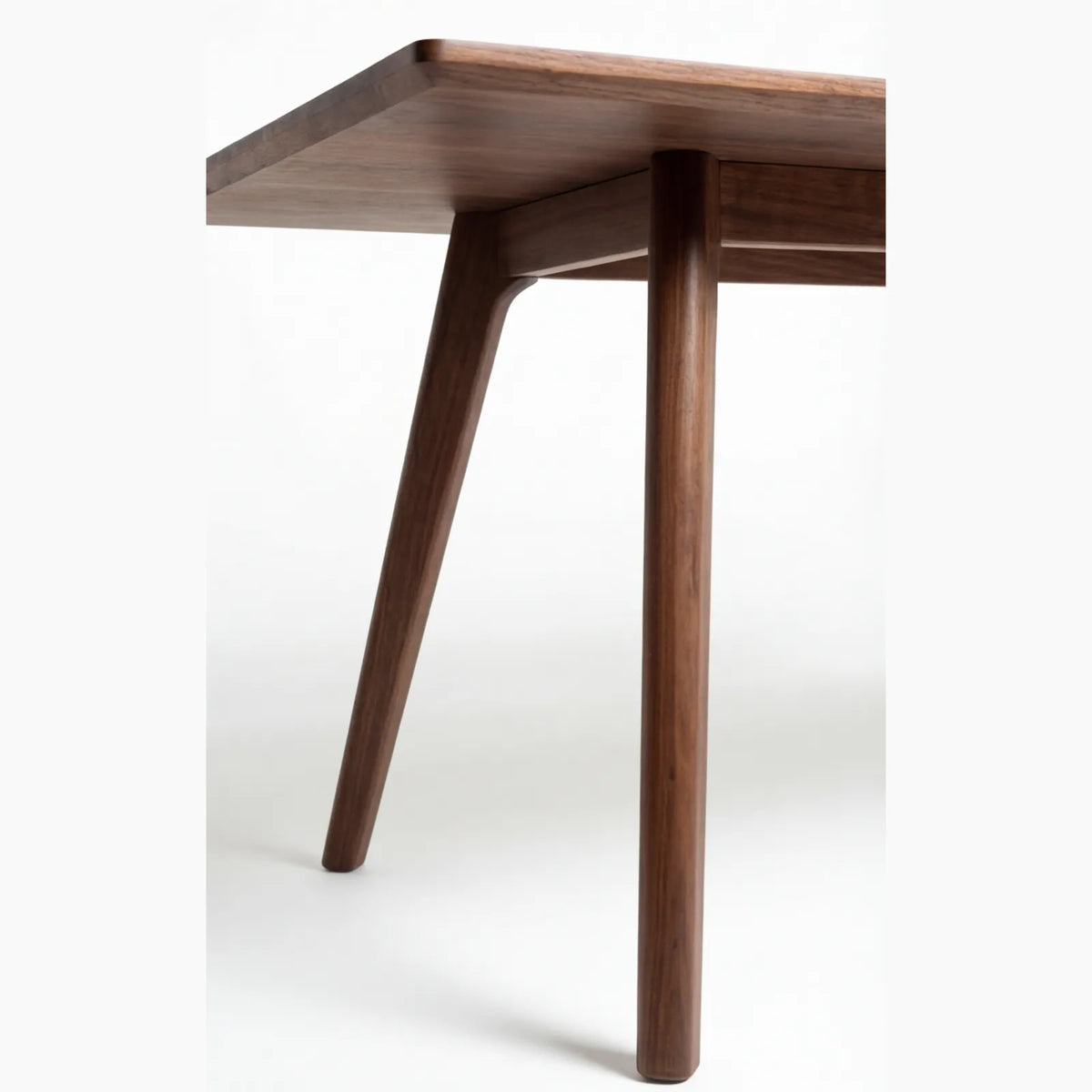 Comedor Toren en Nogal y Rosa Morada Sólida · Escultural