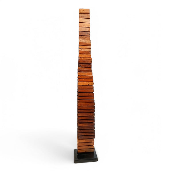 Escultura Premium Obelisk en madera sólida de parota, vista principal completa