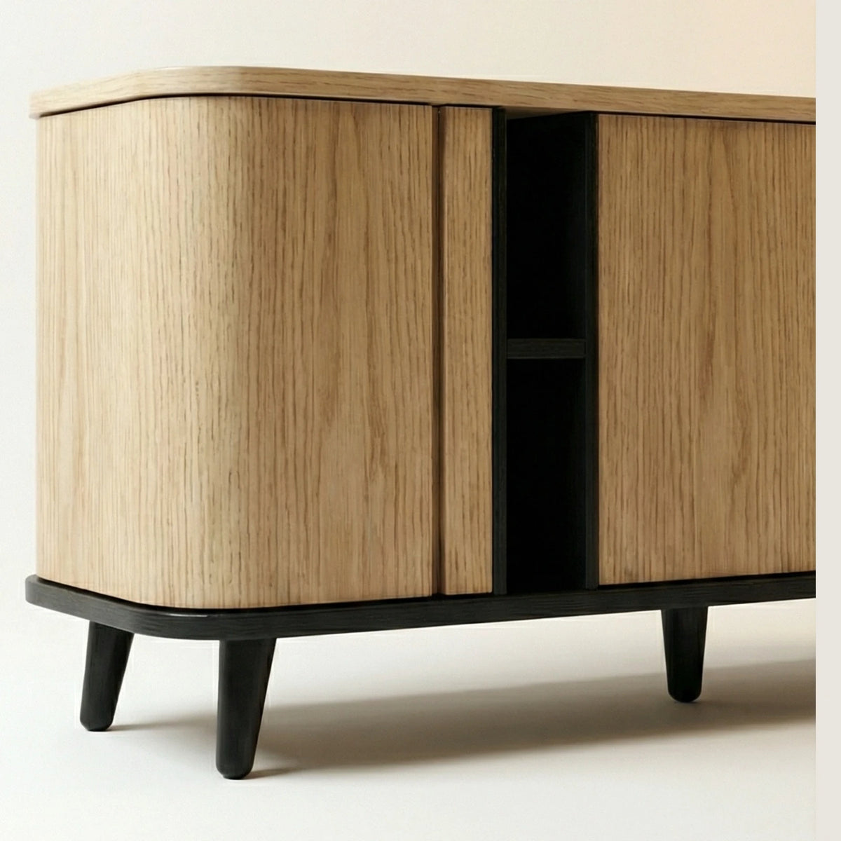 Buffet Capri – Credenza en Encino Claro con Detalles Negros