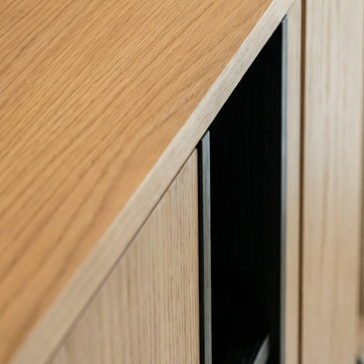 Buffet Capri – Credenza en Encino Claro con Detalles Negros