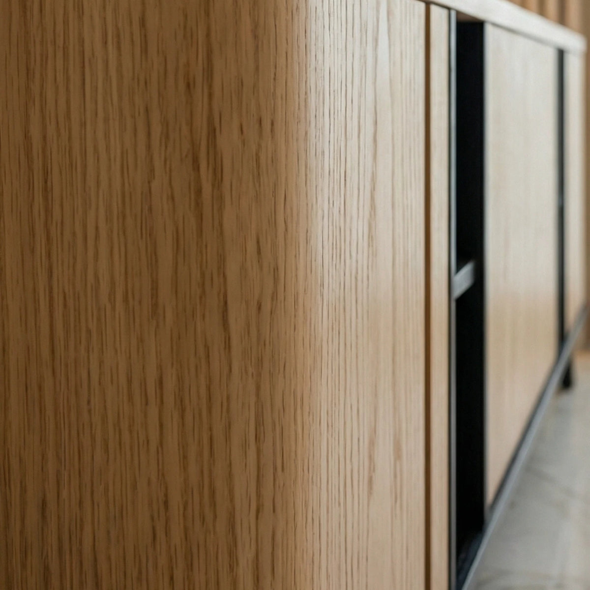 Buffet Capri – Credenza en Encino Claro con Detalles Negros