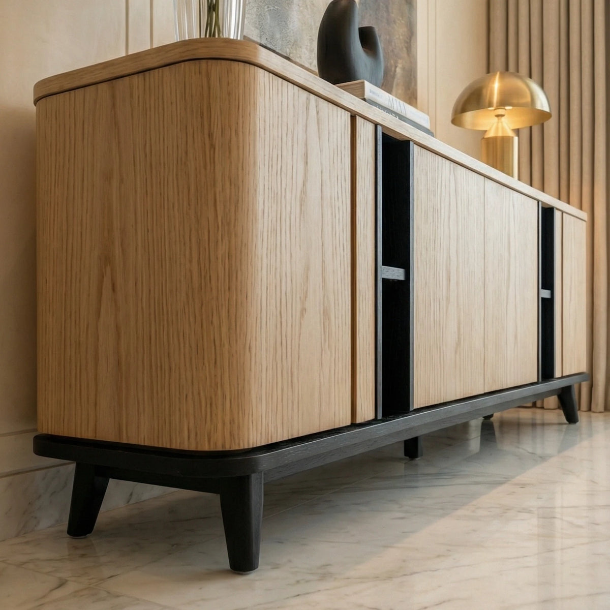 Buffet Capri – Credenza en Encino Claro con Detalles Negros