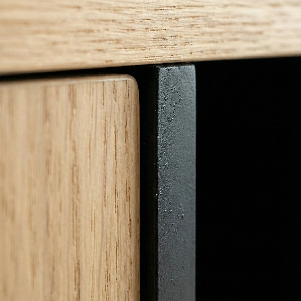 Buffet Capri – Credenza en Encino Claro con Detalles Negros